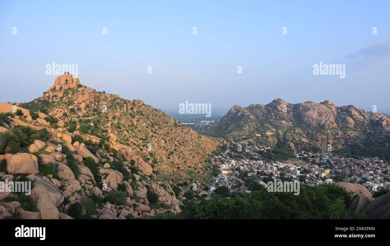 Vista delle Montagne Rocciose del forte di Idar, VIII secolo per situato nella catena montuosa di Aravalli, Idar, Gujarat, India. Foto Stock