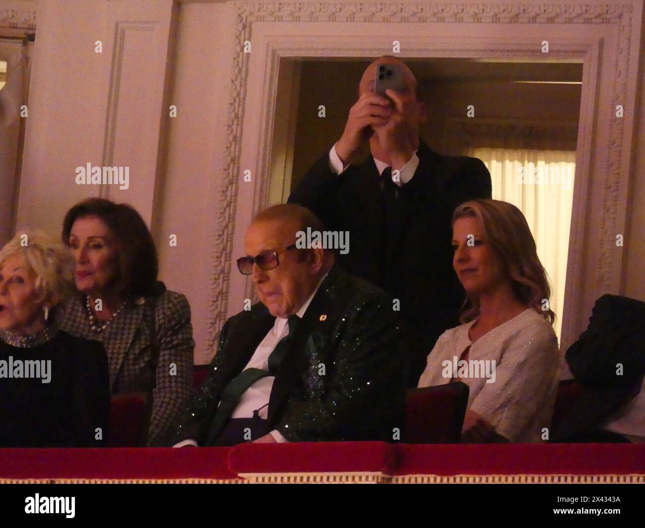 Mandarin Oriental Hotel, 80 Columbus Circle, New York, NY 10023. 29 aprile 2024. Dopo un esclusivo gala celebrativo alla Carnegie Hall di New York, Recording Industry Legend Clive Davis partecipa al New York Pop's Gala Party tenutosi in His Honor. Crediti: ©Julia Mineeva/EGBN TV News/Alamy Live News Foto Stock