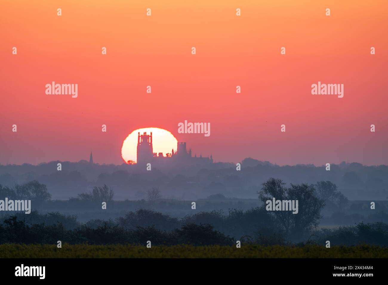 Alba dietro la cattedrale di Ely, vista da Haddenham Foto Stock