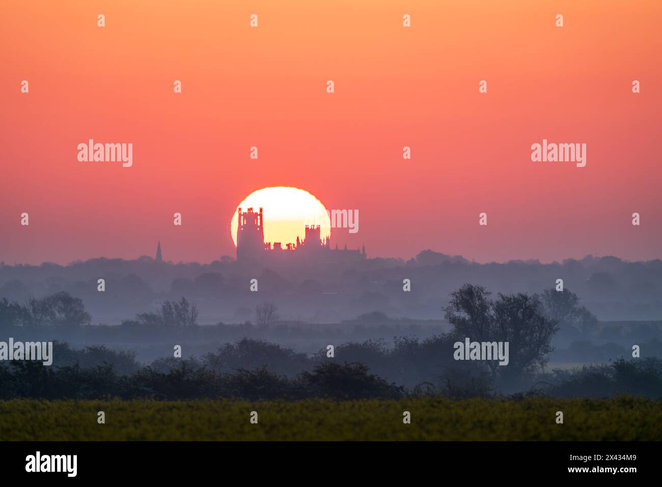 Alba dietro la cattedrale di Ely, vista da Haddenham Foto Stock