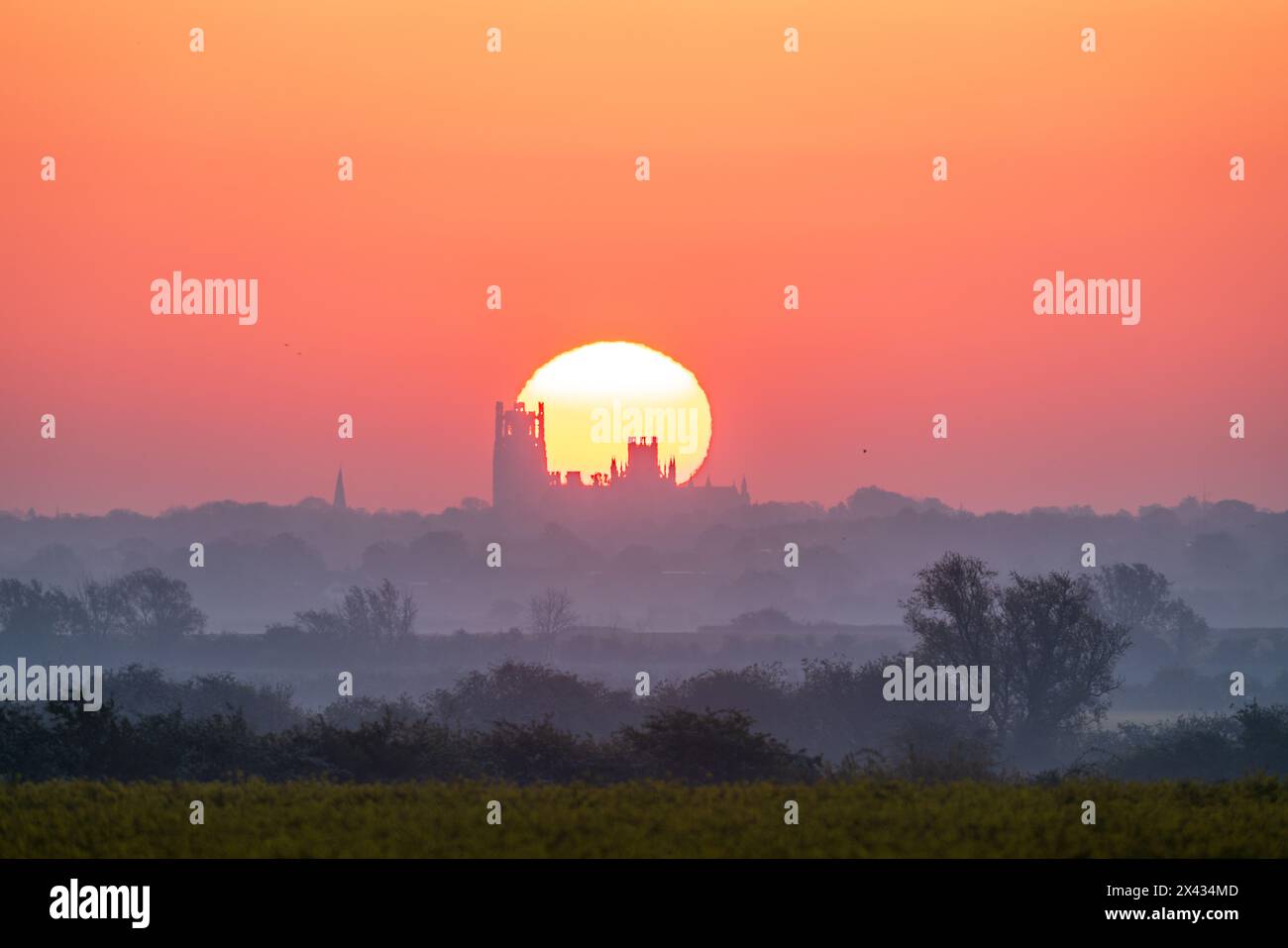 Alba dietro la cattedrale di Ely, vista da Haddenham Foto Stock