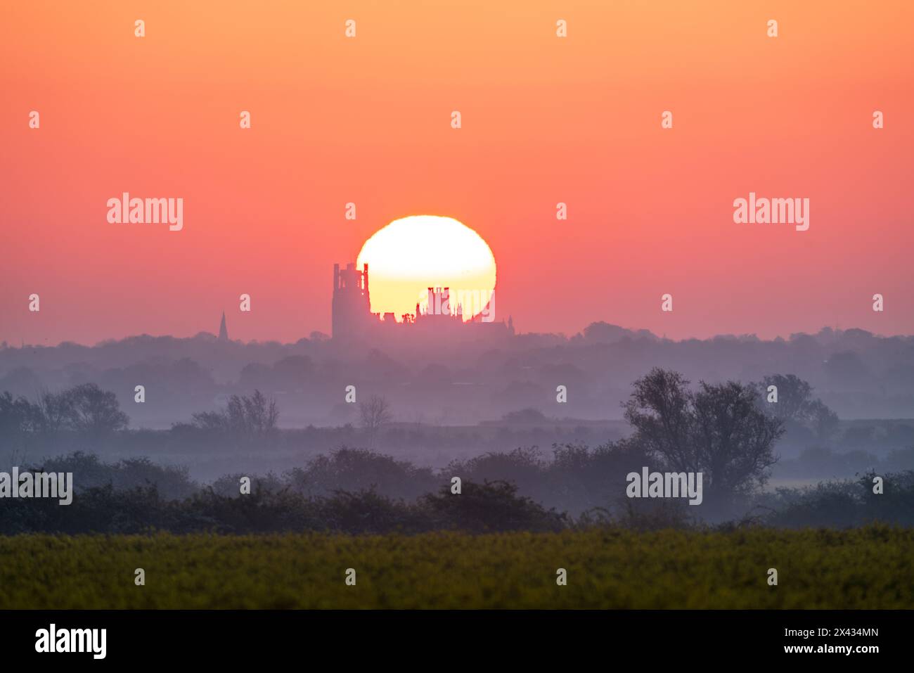 Alba dietro la cattedrale di Ely, vista da Haddenham Foto Stock
