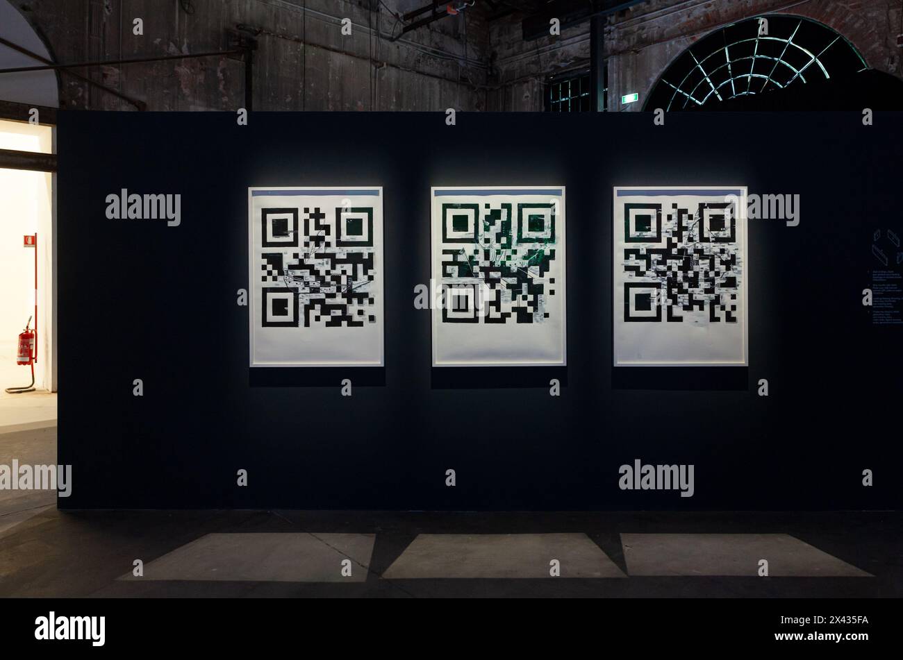 Venezia, Italia - 18 aprile 2024: Video installazione di Matthew Attard, intitolato Ship graffiti QR, della serie Draw Your Ship, esposta all'Arsenale, ma Foto Stock