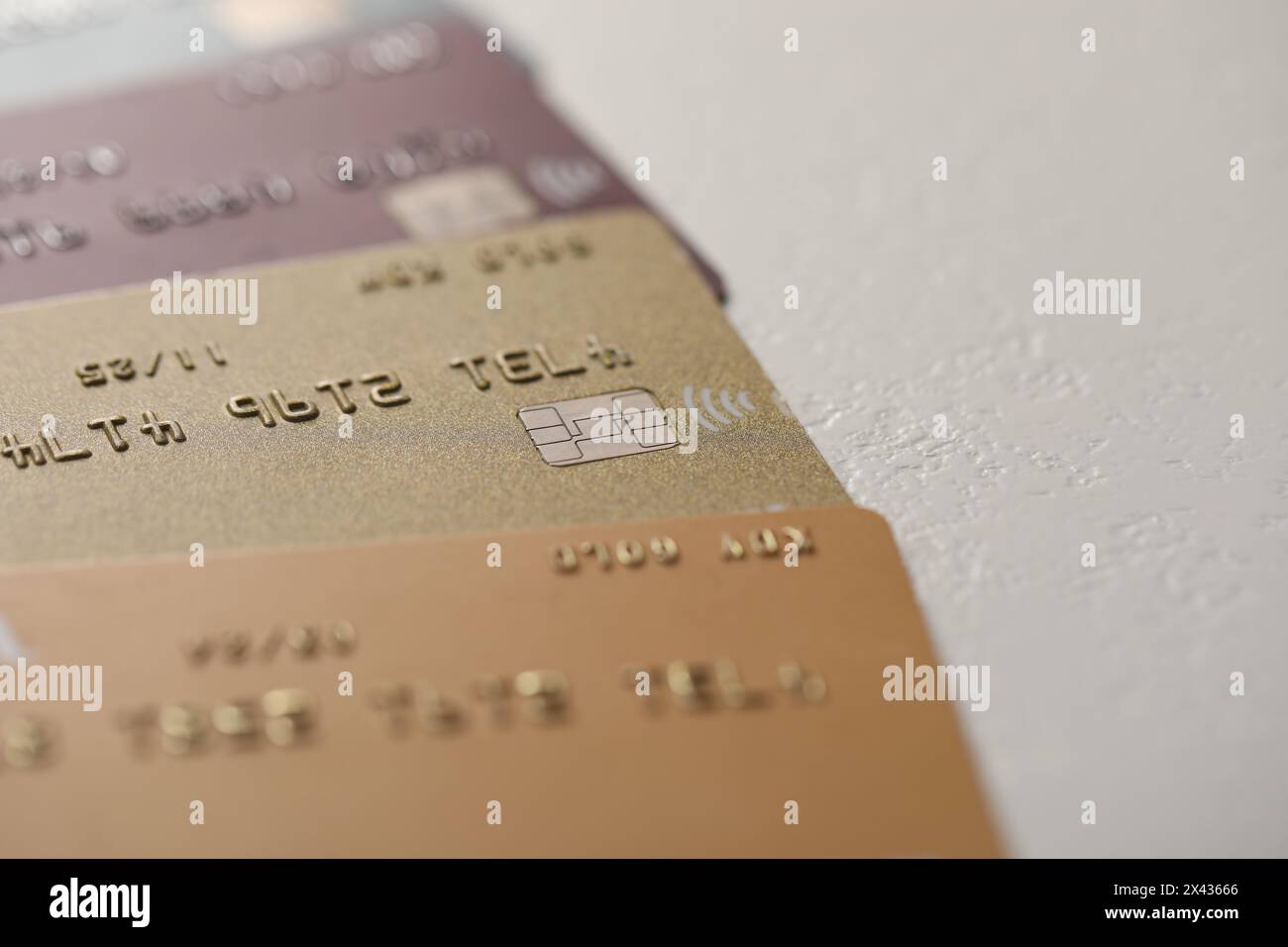 Molte carte di credito su sfondo grigio, primo piano Foto Stock