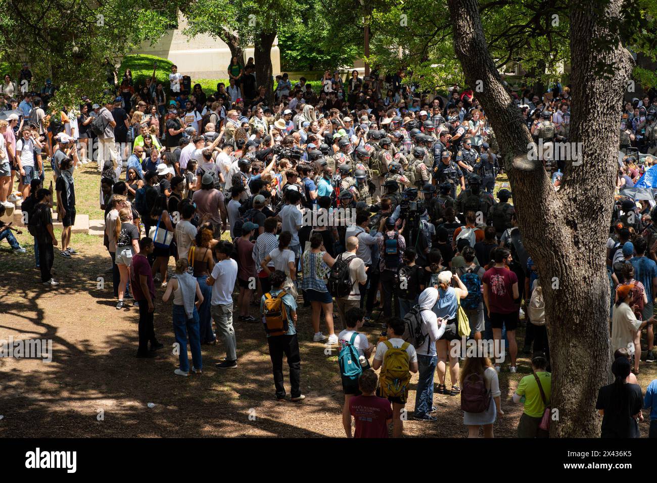 Austin, Stati Uniti. 29 aprile 2024. La gente partecipa a una protesta pro-palestinese presso l'Università del Texas ad Austin (UT Austin) ad Austin, negli Stati Uniti, il 29 aprile 2024. Più di 100 persone sono state arrestate mentre la polizia e i manifestanti filo-palestinesi si sono scontrati nel campus di UT Austin lunedì pomeriggio, i media locali hanno riferito, citando funzionari della contea di Travis. Gli ufficiali hanno detto che le accuse potrebbero includere resistenza all'arresto e all'aggressione. Crediti: Christopher Davila/Xinhua/Alamy Live News Foto Stock