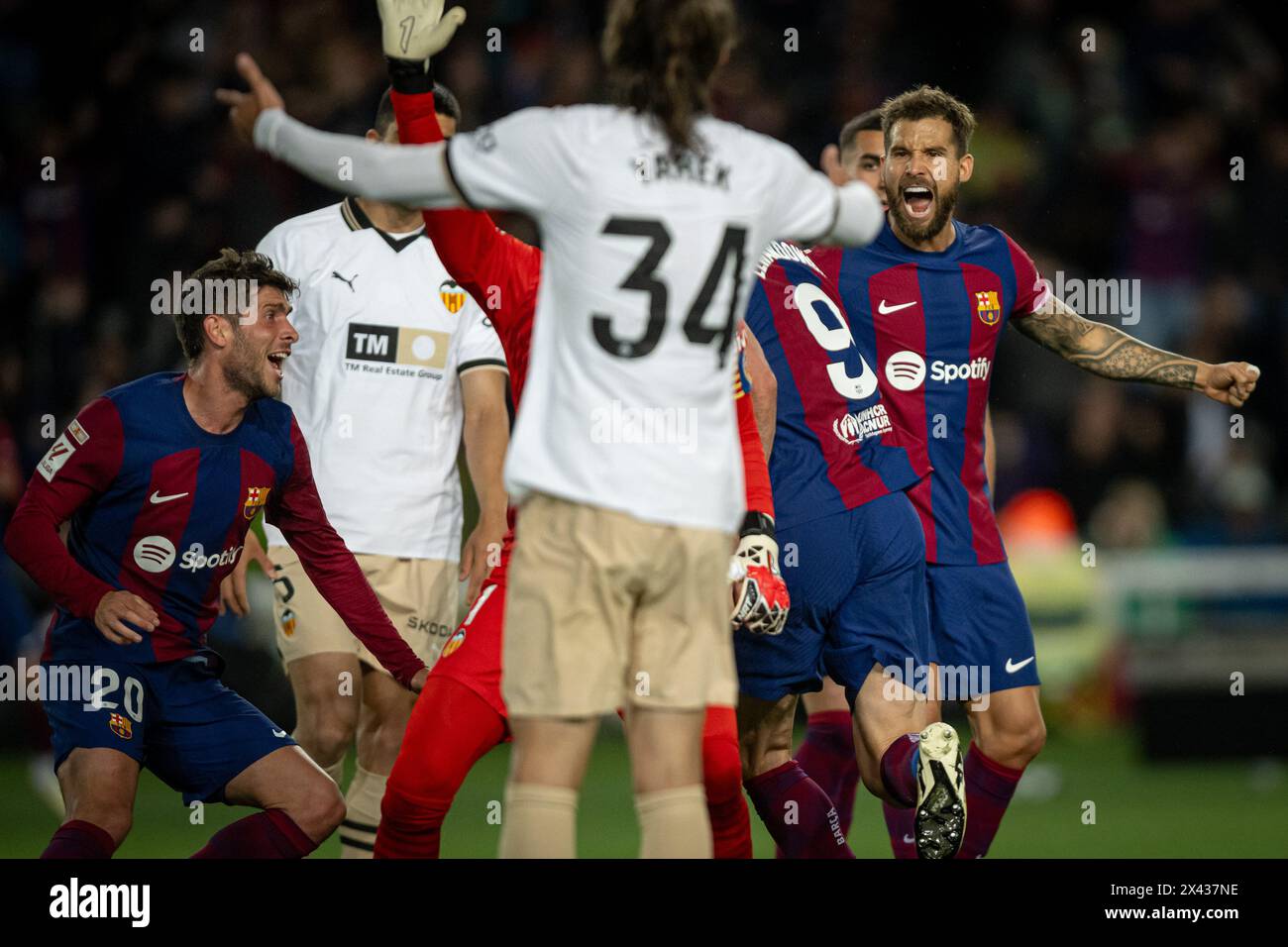 Barcellona, Spagna. 29 aprile 2024. Robert Lewandowski (FC Barcelona) festeggia dopo aver segnato il gol della sua squadra con i compagni di squadra durante una partita della Liga EA Sports tra FC Barcelona e Valencia CF all'Estadi Olimpic Lluis Companys, a Barcellona, Spagna, il 29 aprile 2024. Foto di Felipe Mondino credito: Agenzia fotografica indipendente/Alamy Live News Foto Stock