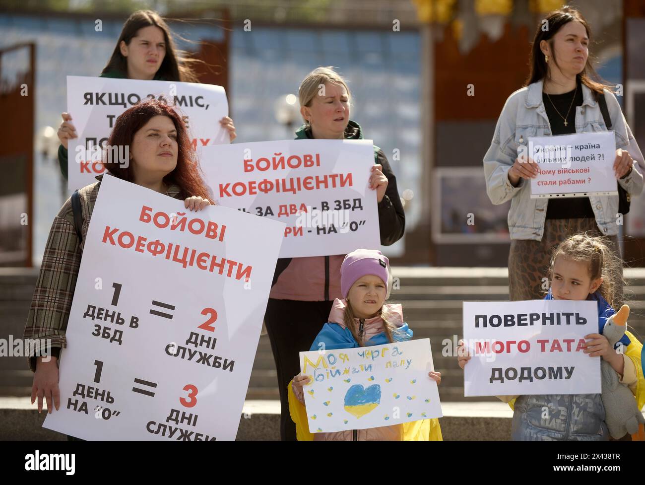 KIEV, UCRAINA - 27 APRILE 2024 - gli attivisti sono riuniti a Maidan Nezalezhnosti per il decimo Picket pacifico all-ucraino per sostenere i giusti massimi termini di servizio e l'immediata adozione di una legge sull'istituzione dei termini di servizio, Kiev, capitale dell'Ucraina. Foto Stock