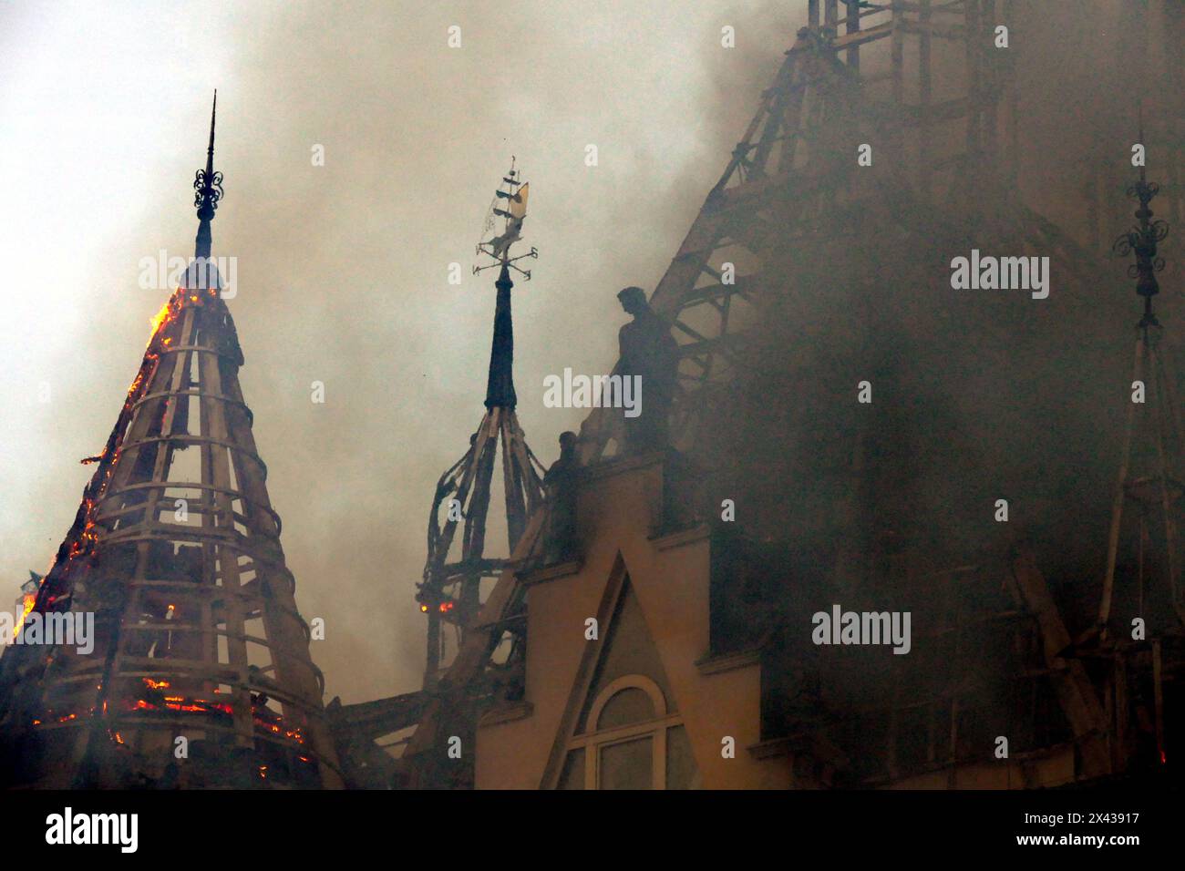 ODESA, UCRAINA - 29 APRILE 2024 - il Palazzo degli studenti dell'Accademia di diritto di Odesa prende fuoco a causa di un attacco missilistico russo a Odesa, Ucraina meridionale, che ha ucciso cinque persone. Secondo i rapporti preliminari, l'esercito russo ha usato un missile balistico con munizioni a grappolo per colpire la città portuale Ucraina meridionale. Foto Stock