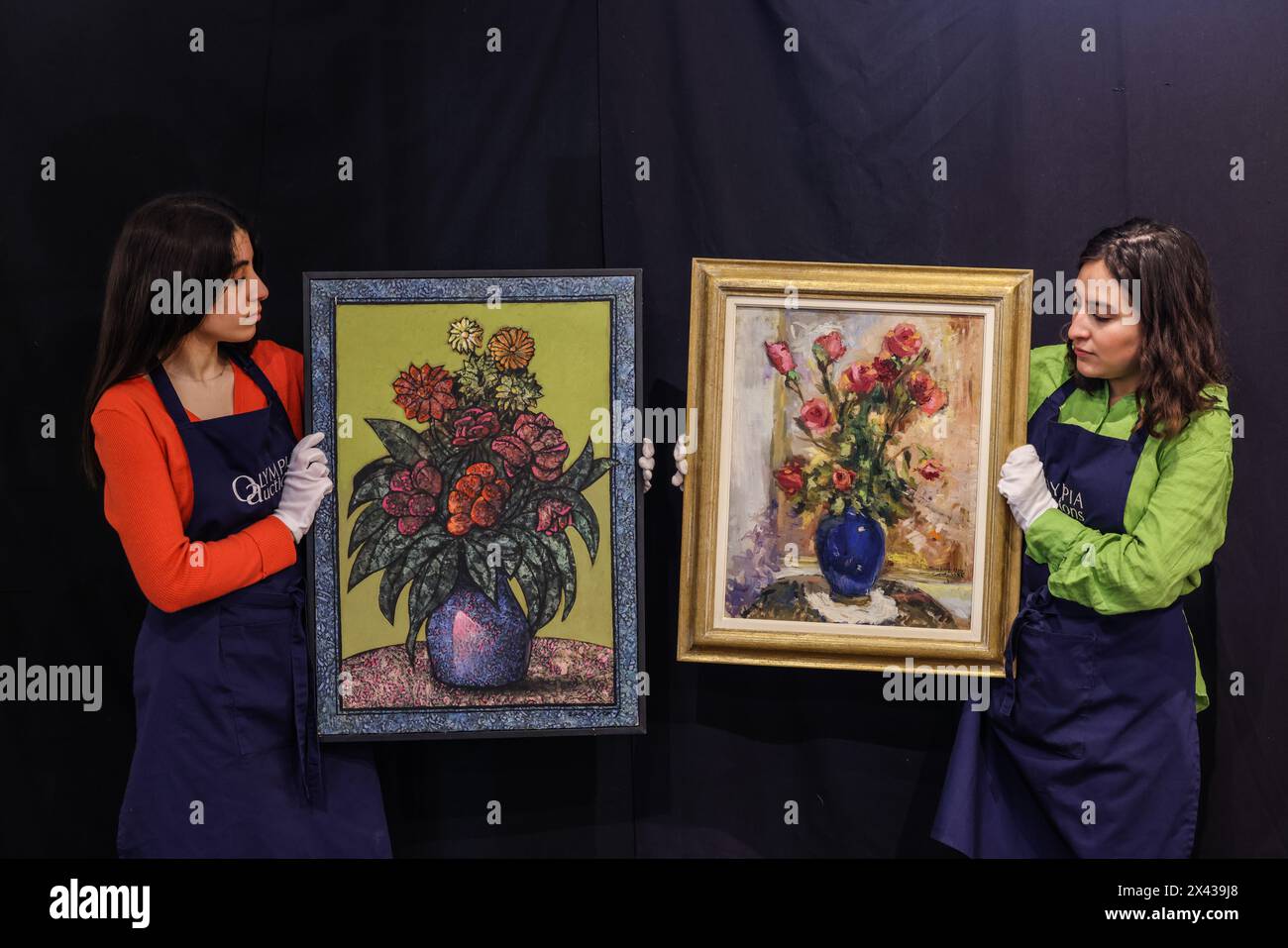 Olympia Auctions, Londra, Regno Unito, 30 aprile 2024 (R) Sabry Helmy Ragheb (egiziano 1920-2000) Fiori in ablue vaso firmato e datato in inglese e arabo Sabry 1994 Center Right oil on Canvas Est £800-1200 (L)Sabry Helmy Ragheb (egiziano 1920-2000) Fiori ina Blue Vase, firmato e datato in inglese e arabo Sabry 1994 olio centrale destro su canvasEstimate £ 800 - £ 1200 da maggio 2023, Olympia Auctions è stata lieta di vendere opere di qualità di artisti in Africa e Medio Oriente tramite vendite dedicate gestite dall'esperto di fama Janet Rady. Asta 1 maggio ore 12:00. Paul Quezada-Neiman/Alamy L. Foto Stock