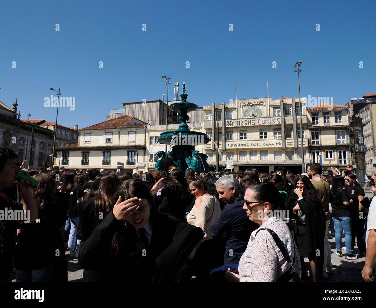 PORTO, PORTOGALLO - 21 APRILE 2024 - The Praxe - Una tradizione accademica portoghese presso la fontana del leone con rituali di iniziazione del battesimo degli studenti universitari Foto Stock