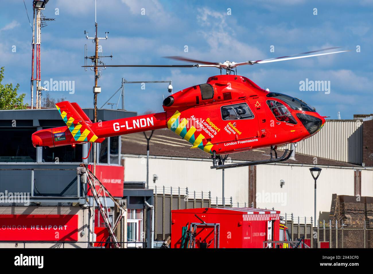 London Air Ambulance all'eliporto di Battersea Foto Stock