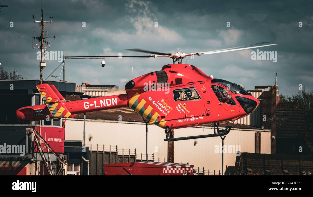 London Air Ambulance all'eliporto di Battersea Foto Stock