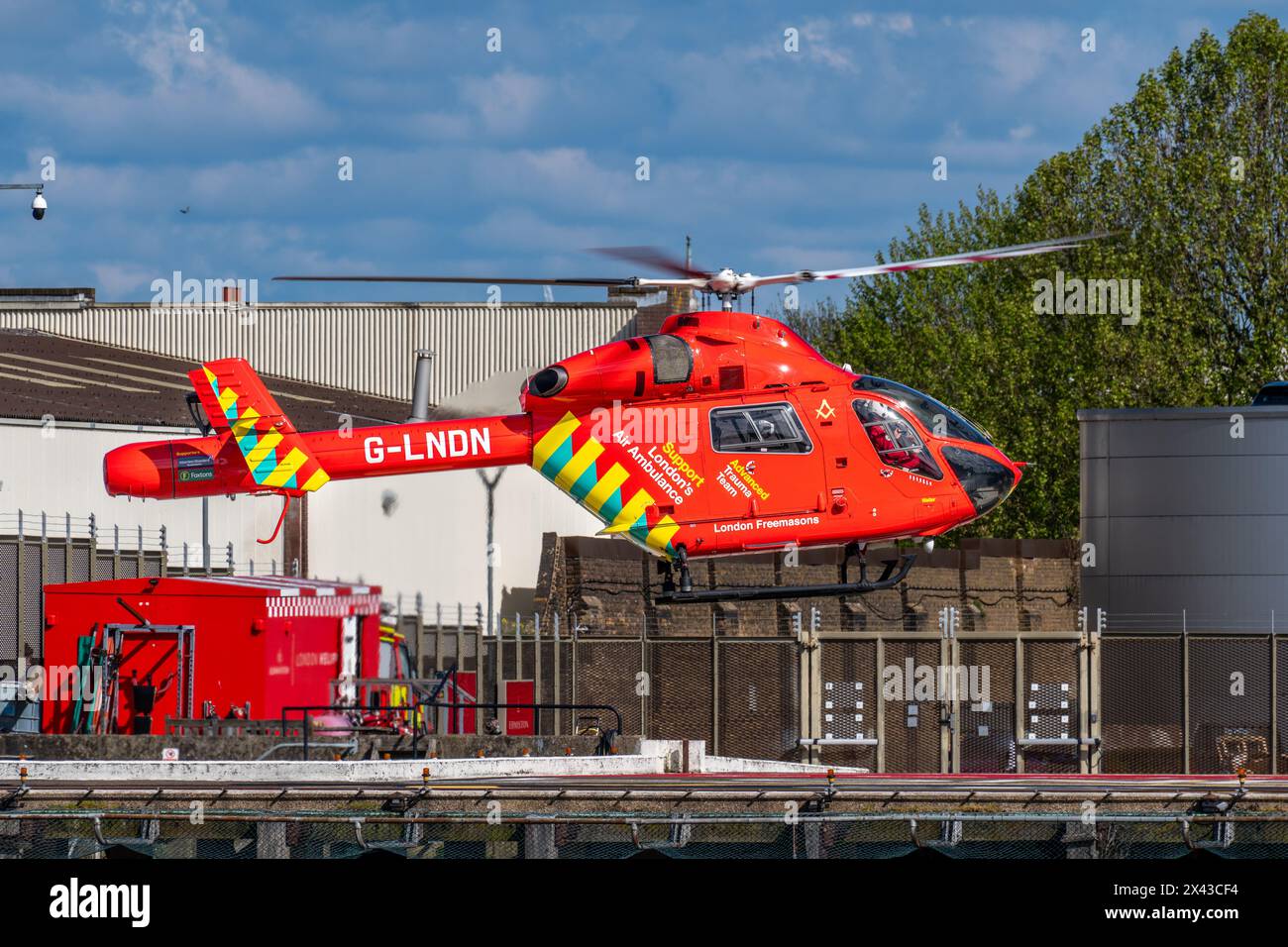 London Air Ambulance all'eliporto di Battersea Foto Stock