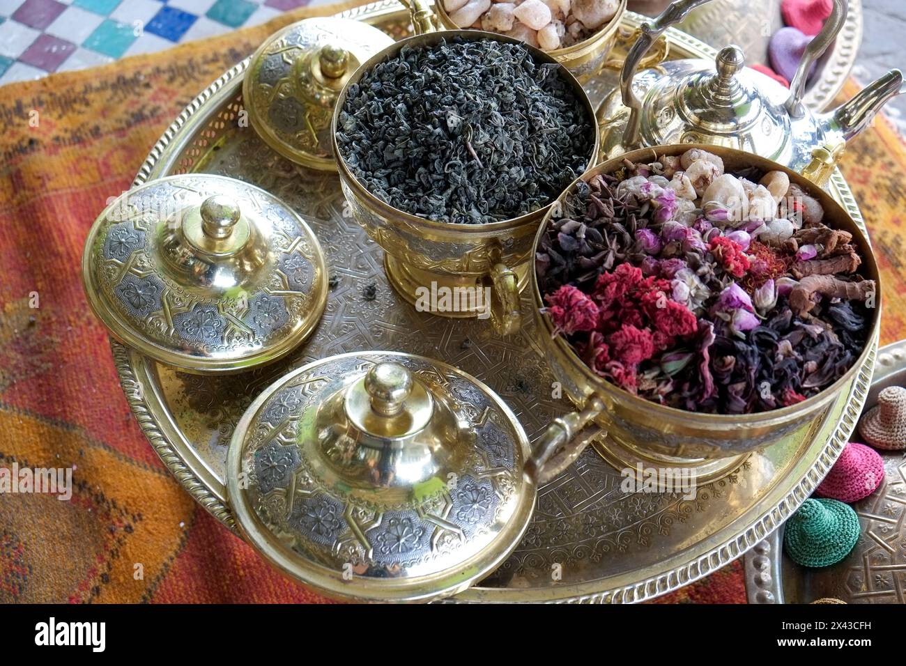 Marrakech, Marocco. Set da tè con erbe, fiori e spezie Foto Stock