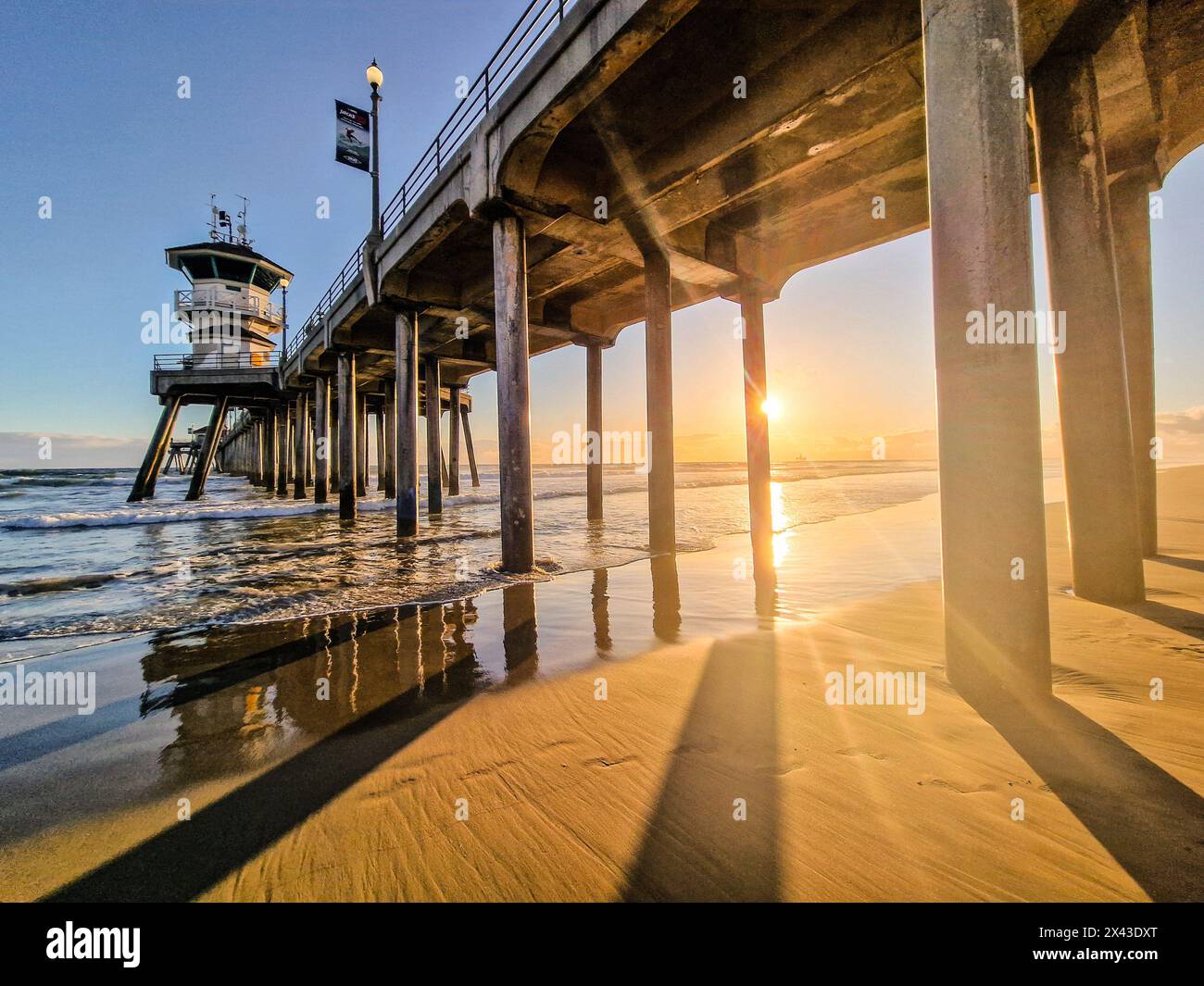 Il molo di Huntington Beach, California, al tramonto Foto Stock