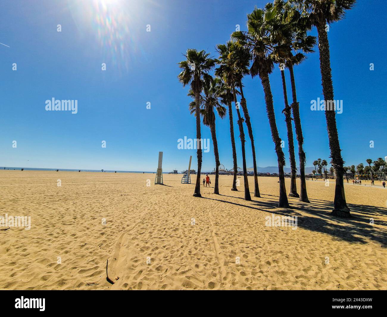 Una giornata di sole a Venice Beach, California, con il molo di Santa Monica in lontananza Foto Stock