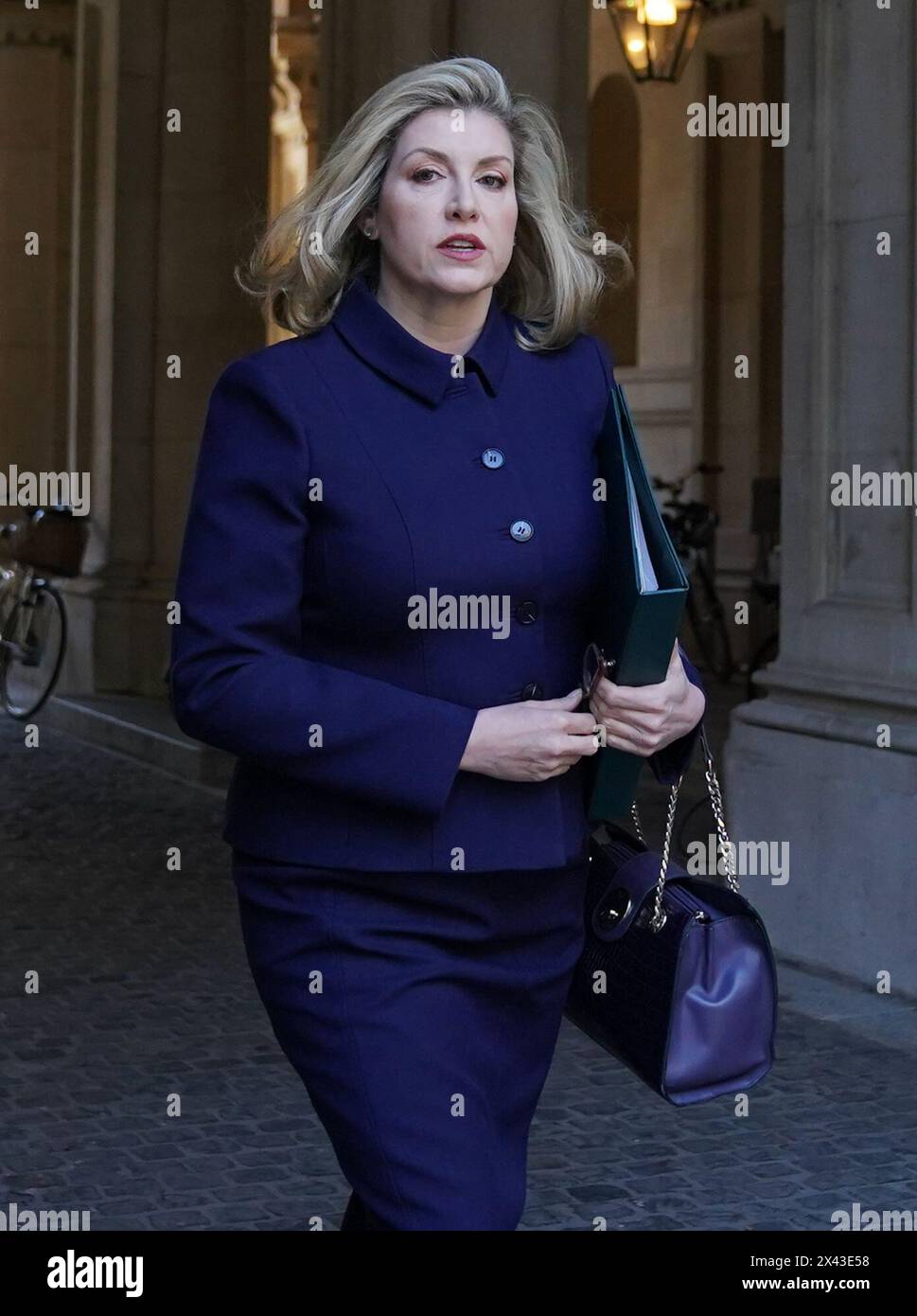 Il leader della camera dei comuni Penny Mordaunt arriva a Downing Street, Londra, per una riunione del Gabinetto. Data foto: Martedì 30 aprile 2024. Foto Stock