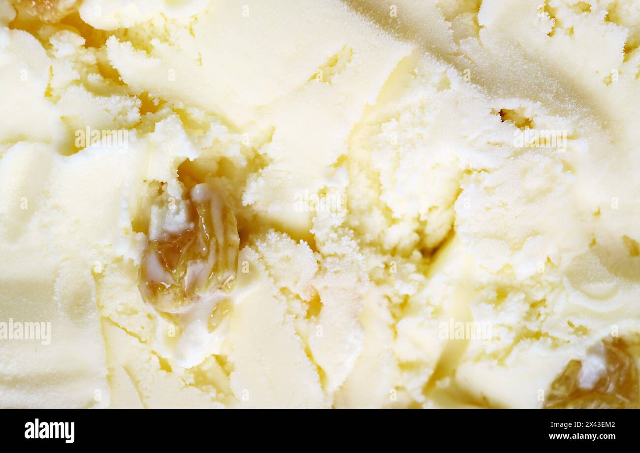 Primo piano della deliziosa consistenza del gelato all'uvetta al rum per uno sfondo astratto Foto Stock