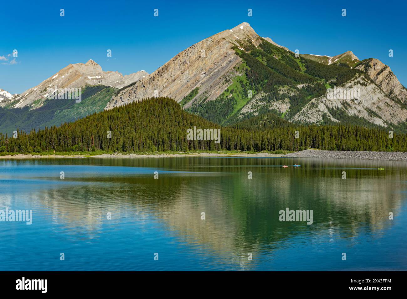 Canada, Alberta, Kananaskis Country. Lago Kananaskis e montagne superiori. Foto Stock