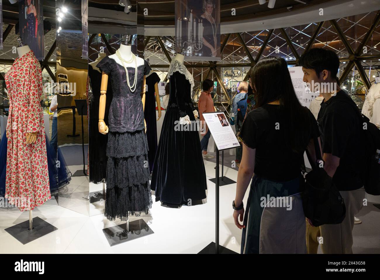 REGIONE AMMINISTRATIVA SPECIALE DI HONG KONG, CINA. 29 APRILE 2024. Gli Auctineers, Juliens, portano una mostra di abiti indossati dalla Principessa Diana al centro commerciale K11 di Hong Kong prima della loro asta di giugno 2024. L'esclusiva anteprima pop-up "Princess Diana's Elegance & A Royal Collection" sarà esposta nella sala K11 MUSEA Golden Ball. Foto Jayne Russell/ Alamy Live Image Foto Stock