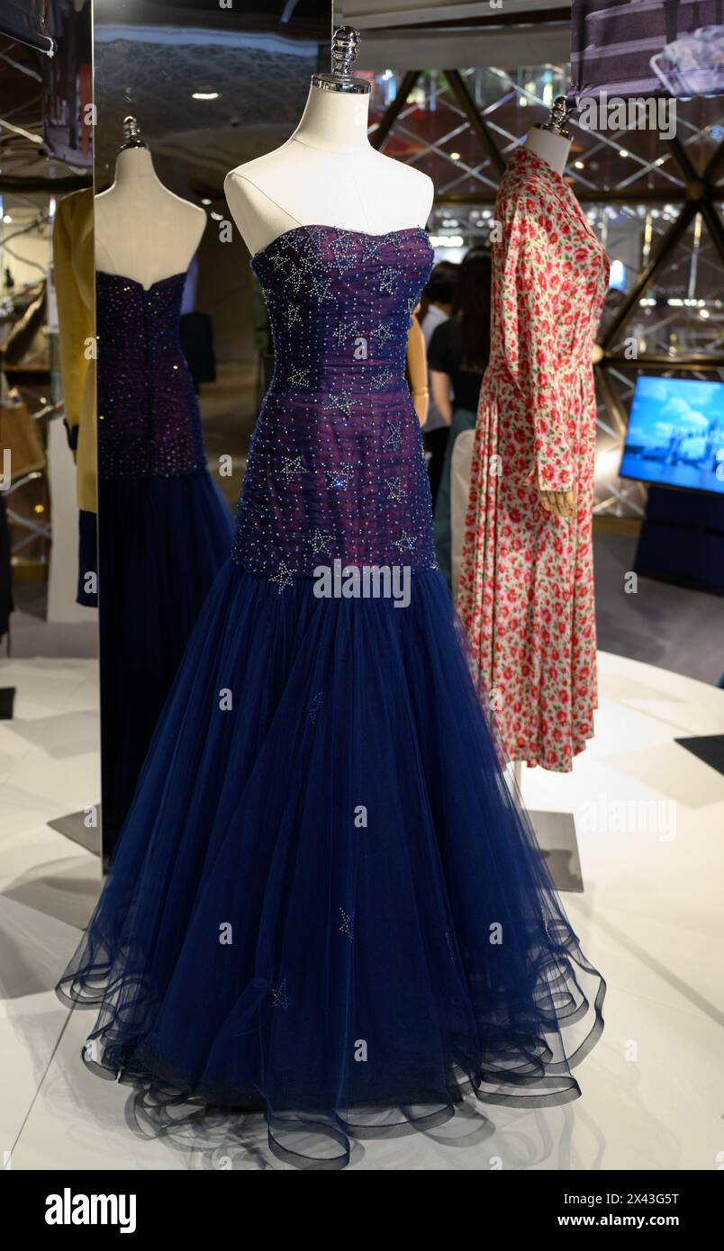 REGIONE AMMINISTRATIVA SPECIALE DI HONG KONG, CINA. 29 APRILE 2024. Gli Auctineers, Juliens, portano una mostra di abiti indossati dalla Principessa Diana al centro commerciale K11 di Hong Kong prima della loro asta di giugno 2024. L'esclusiva anteprima pop-up "Princess Diana's Elegance & A Royal Collection" sarà esposta nella sala K11 MUSEA Golden Ball. Foto Jayne Russell/ Alamy Live Image Foto Stock