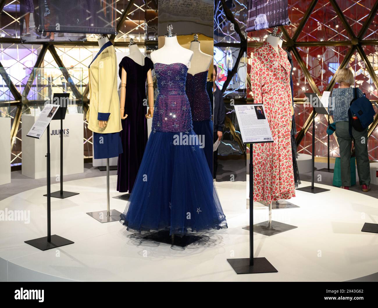 REGIONE AMMINISTRATIVA SPECIALE DI HONG KONG, CINA. 29 APRILE 2024. Gli Auctineers, Juliens, portano una mostra di abiti indossati dalla Principessa Diana al centro commerciale K11 di Hong Kong prima della loro asta di giugno 2024. L'esclusiva anteprima pop-up "Princess Diana's Elegance & A Royal Collection" sarà esposta nella sala K11 MUSEA Golden Ball. Foto Jayne Russell/ Alamy Live Image Foto Stock