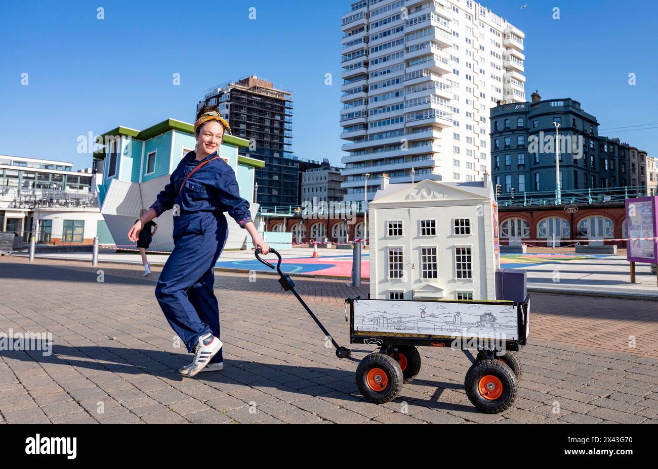 Brighton Regno Unito 30 aprile 2024 - l'artista Bryony Devitt con la sua casa di bambole portatili ospita il 42° evento Artists Open Houses Festival che si svolge nel mese di maggio. La casa delle bambole su ruote mostra opere d'arte in miniatura personalizzate di artisti locali e internazionali e la stessa Bryony non può permettersi di acquistare una casa e la sua casa delle bambole è una riflessione sulle lotte poste dalla crisi abitativa di Brighton. : Credit Simon Dack / Alamy Live News Foto Stock