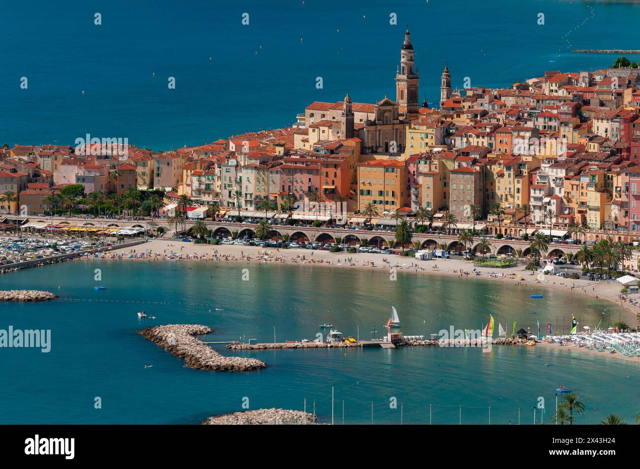 Una vista ad alto angolo di Mentone, con spiagge e porti locali. Provence Alpes Cote d'Azur, Francia. Foto Stock