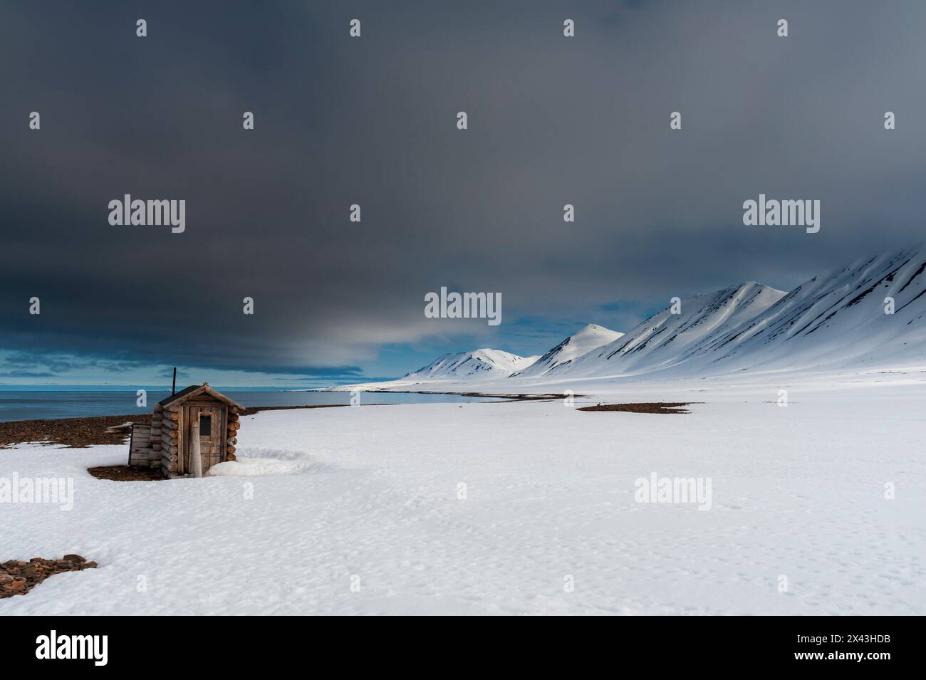 Una capanna di caccia alla volpe sulla spiaggia innevata di Mushamna, Spitsbergen, Svalbard, Norvegia. Foto Stock