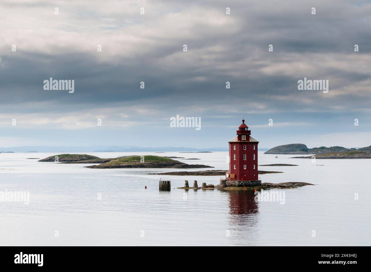 Il faro di Kjeungskjaer del 1880 si trova su una piccola isola nelle acque glaciali di Bjugnfjorden. Bjugnfjorden, Norvegia. Foto Stock