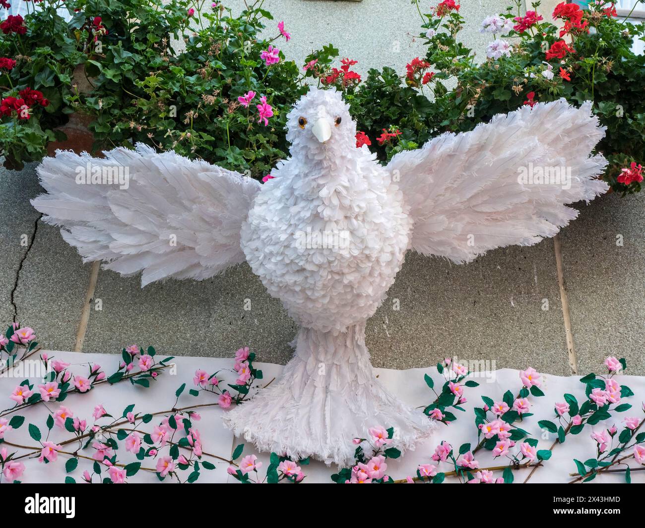 Una colomba bianca fatta di piume, che simboleggia lo Spirito Santo. La Festa dos Tabuleiros è una delle celebrazioni più importanti in Portogallo. Foto Stock