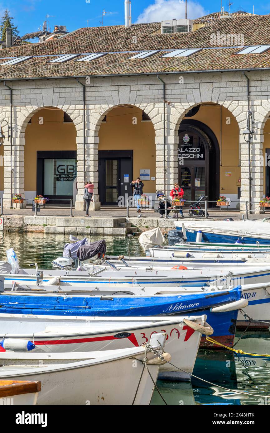 Il Porto Vecchio (porto vecchio) nella città italiana di Desenzano del Garda. In una posizione idilliaca sulla sponda meridionale del Lago di Garda, in Italia. Foto Stock
