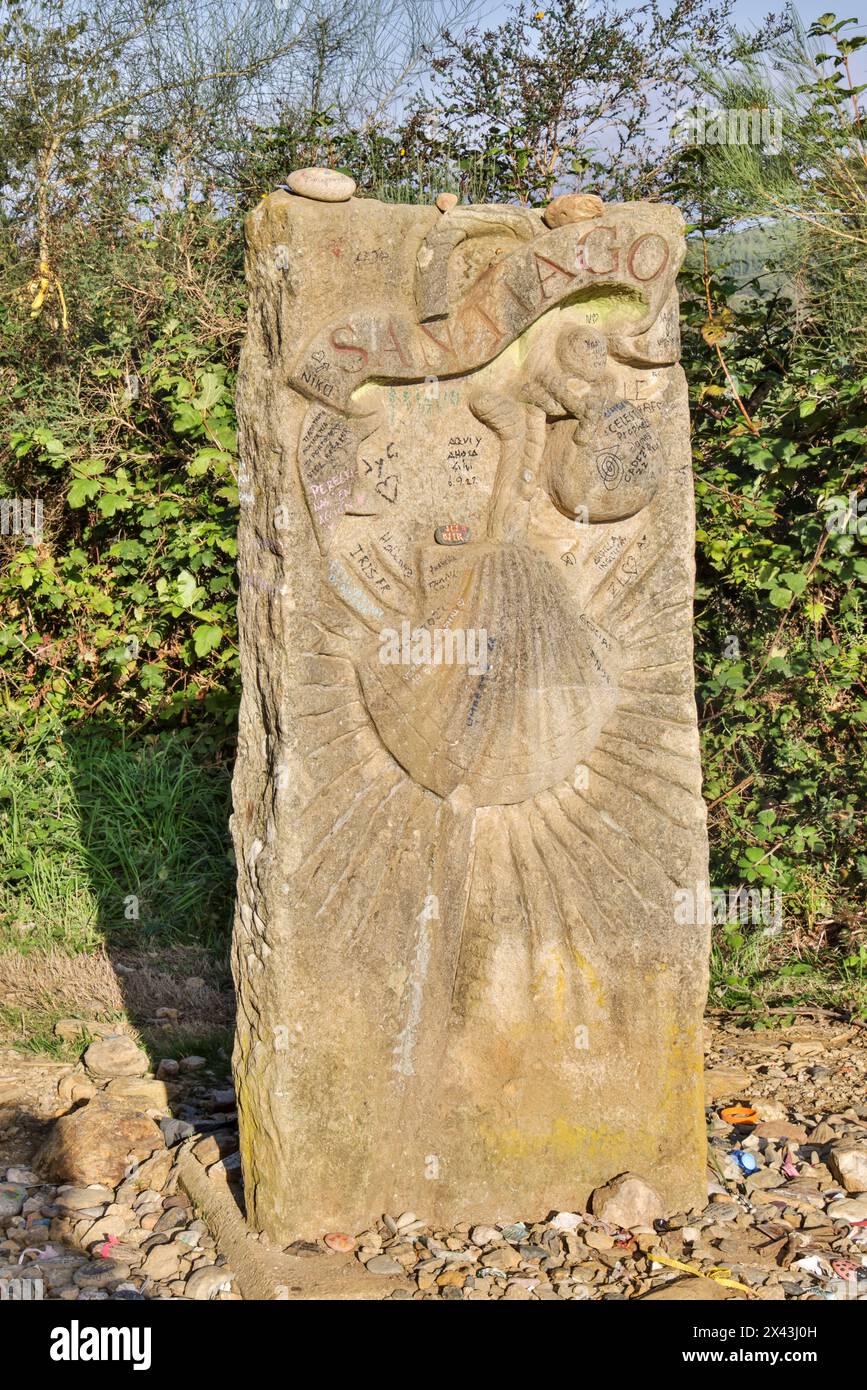 Spagna, Galizia. Segnate come pellegrini nei pressi di Santiago de Compostela sul cammino di Santiago (la via di San Giacomo) tra o Pino e Lavacolla Foto Stock