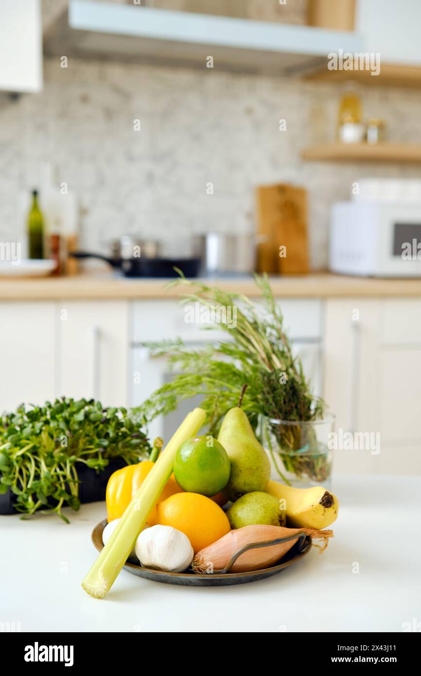 Verdure fresche, erbe e frutta su un tavolo da cucina Foto Stock
