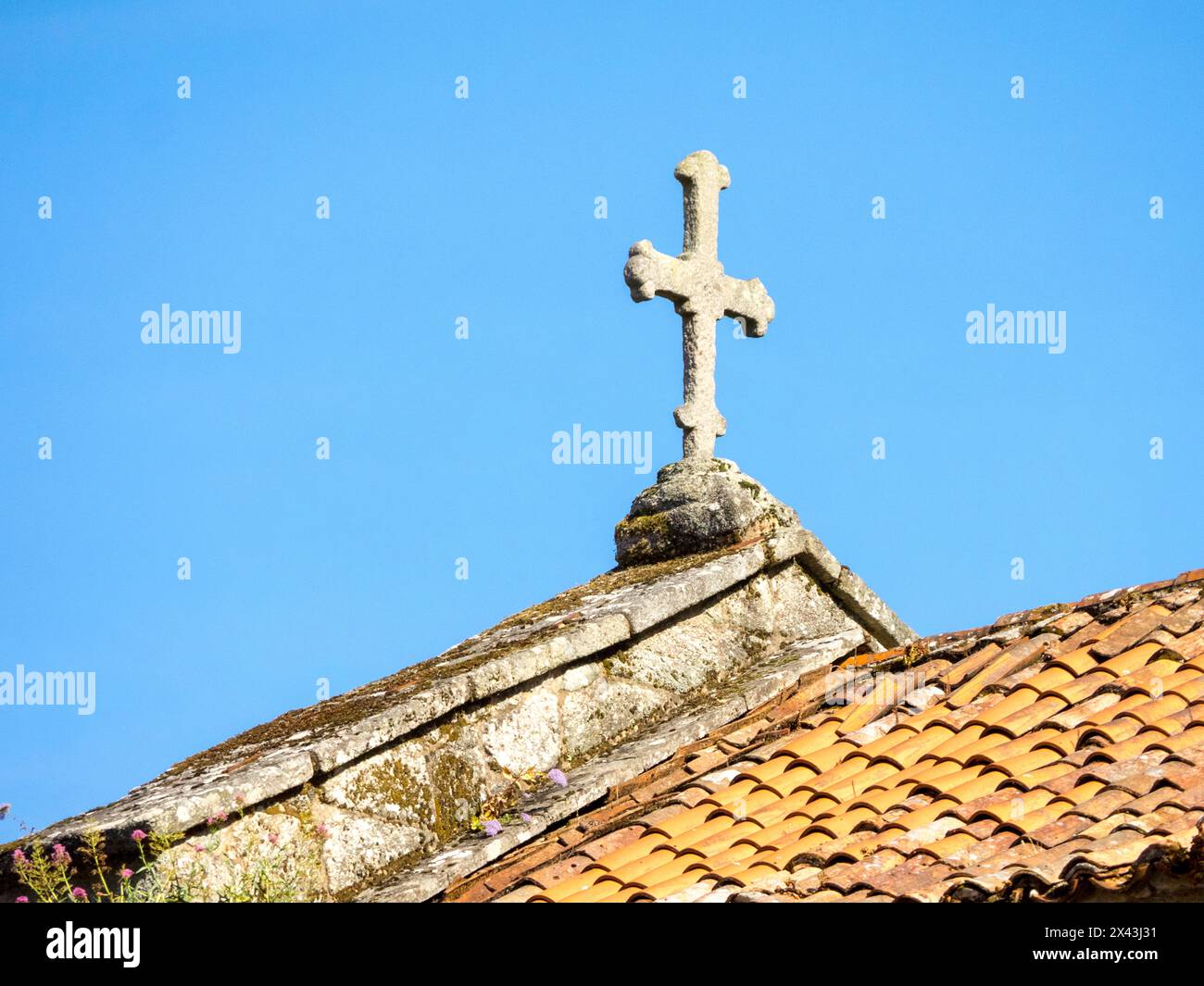 Attraversa la cima della vecchia cattedrale di Santiago. Foto Stock