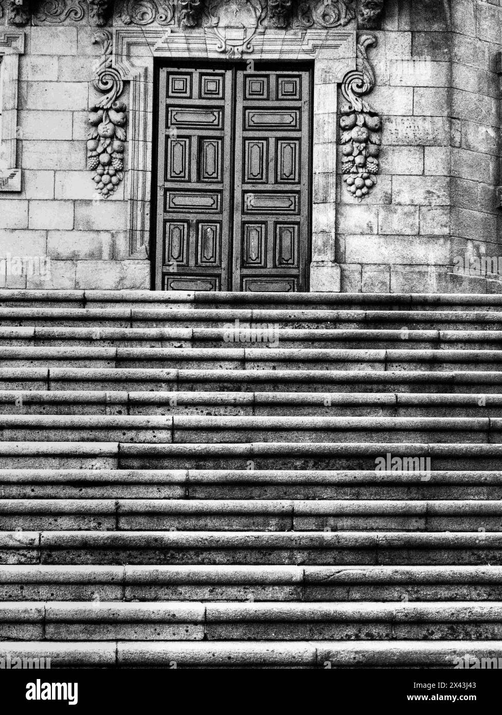 Porta d'ingresso blu, adornata da rami d'uva, della Casa da Parra Santiago De Compostela o Casa Parra situata nella Praza da Quintana de Vivos. Foto Stock