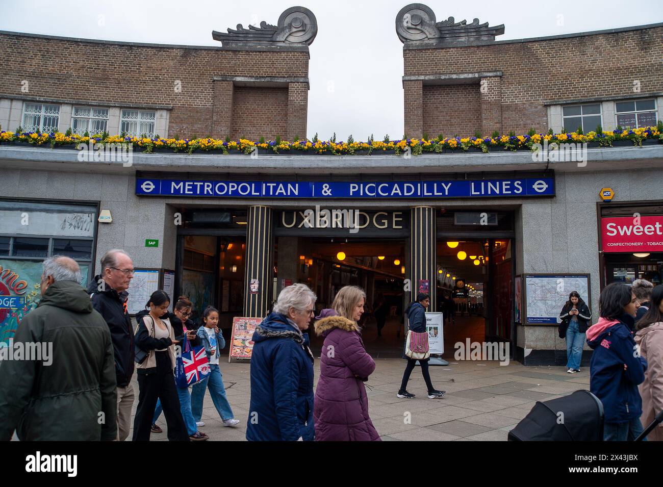 Uxbridge, Regno Unito. 27 aprile 2024. Gli amanti dello shopping sono a Uxbridge. I residenti voteranno giovedì alle elezioni Mayoral di Londra nella circoscrizione di Uxbridge e South Ruislip. La candidata conservatrice Susan Hall, ha detto che scarcerà la zona a emissioni ultra basse se verrà votata al posto di Sadiq Khan. Le telecamere ULEZ di Uxbridge vengono regolarmente prese in giro da Stop the ULEZ Blade Runner che dipingono sopra gli obiettivi della fotocamera. Crediti: Maureen McLean/Alamy Foto Stock