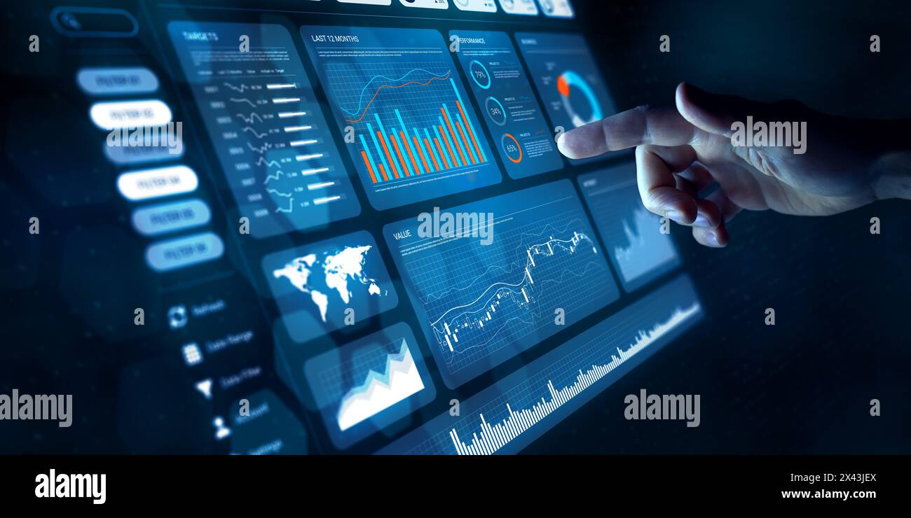 Analista che lavora con Financial Data and Business Analytics Dashboard su computer per creare report finanziari con KPI e metriche. Investimento, azienda Foto Stock