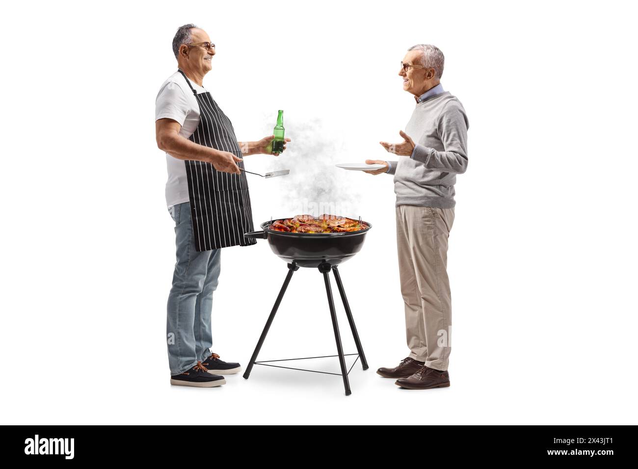 Gli uomini grigliano la carne su un barbecue e parlano isolati su sfondo bianco Foto Stock