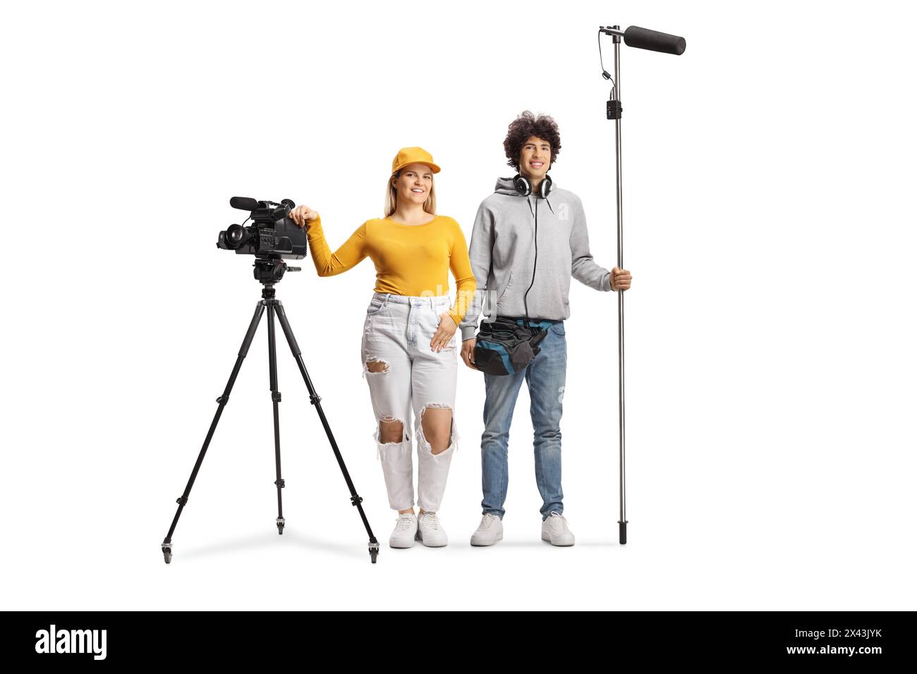 Ritratto a tutta lunghezza di un operatore di fotocamera e di un uomo con un microfono isolato su sfondo bianco Foto Stock
