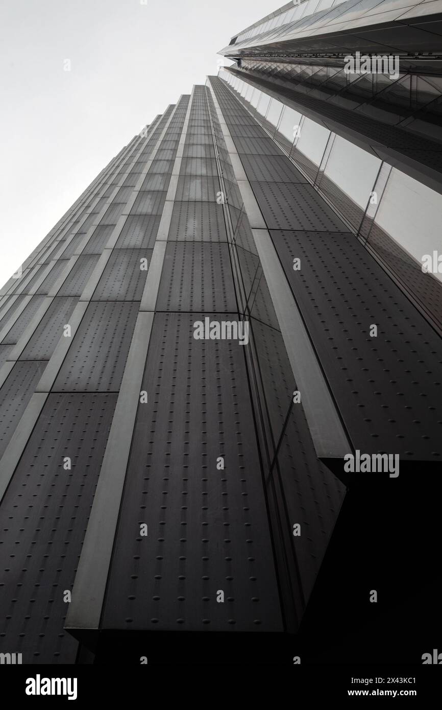LONDRA, Regno Unito - 27 APRILE 2024: Vista astratta dell'edificio WTW (Willis Towers Watson) in Lime Street Foto Stock