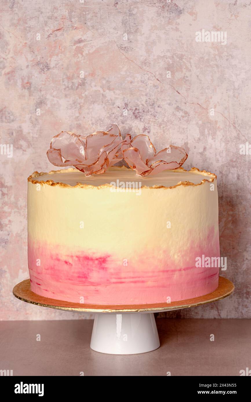 Fotografia di cibo bianco della torta di compleanno; decorata; torta; biscotti; panna; rosa; fiore; delicato; celebrazione; pasticceria; dessert; dolce; festa di compleanno; Foto Stock