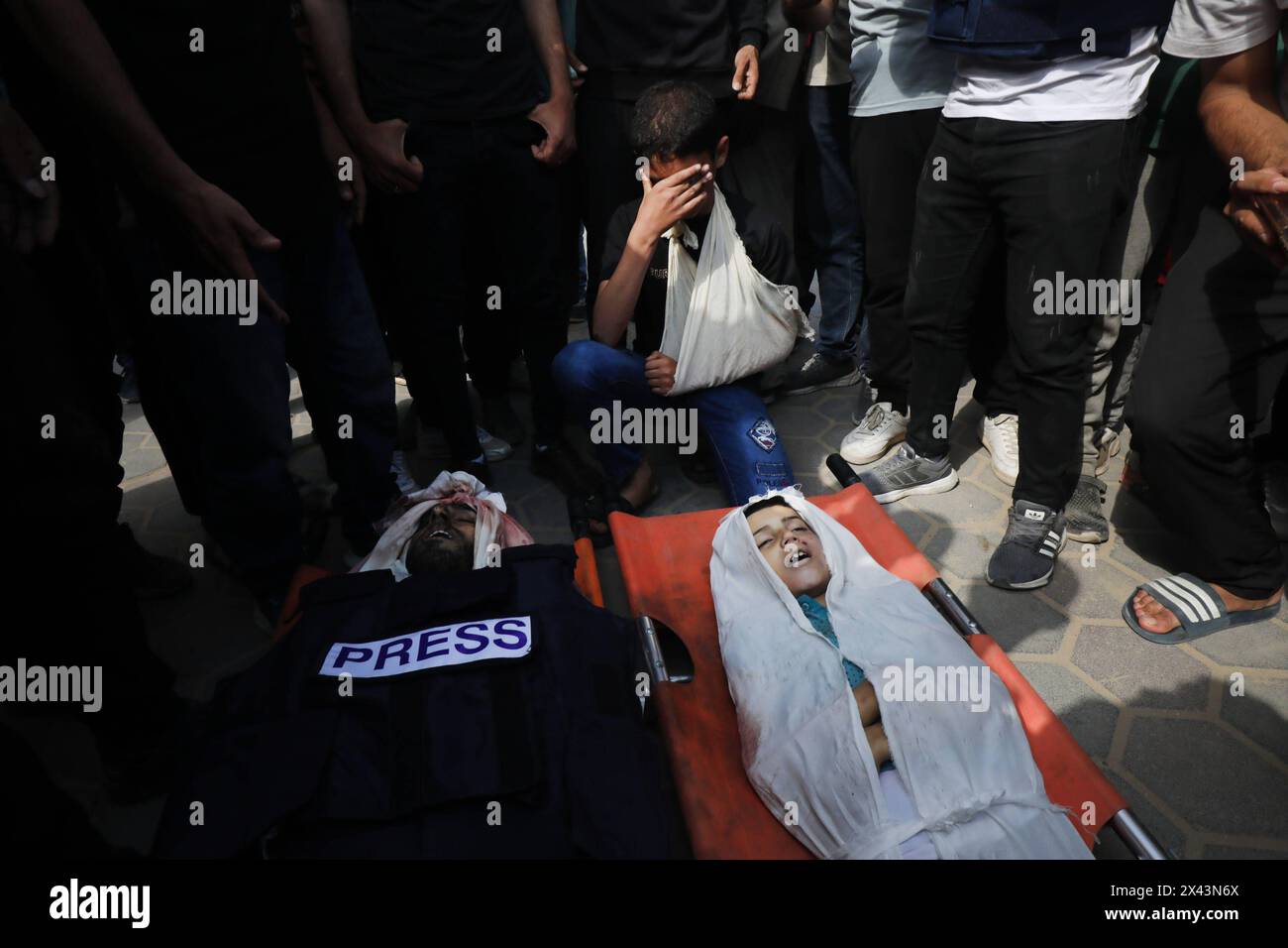 Parenti, persone care e colleghi di al-Quds El-Youm TV Anchor, giornalista Salem Abu Ituor parenti, persone care e colleghi di al-Quds El-Youm TV Anchor, giornalista Salem Abu Ituor, che è stato ucciso in un attacco dell'esercito israeliano a una casa, partecipare alla sua cerimonia funebre tenutasi di fronte all'ospedale al-Aqsa Martiri a Deir al Balah di Gaza il 30 aprile 2024. Foto di Omar Ashtawy apaimages Dair EL-Balah Striscia di Gaza territorio palestinese 300424 Dair EL-Balah OSH 0010 Copyright: XapaimagesxOmarxAshtawyxxapaimagesx Foto Stock