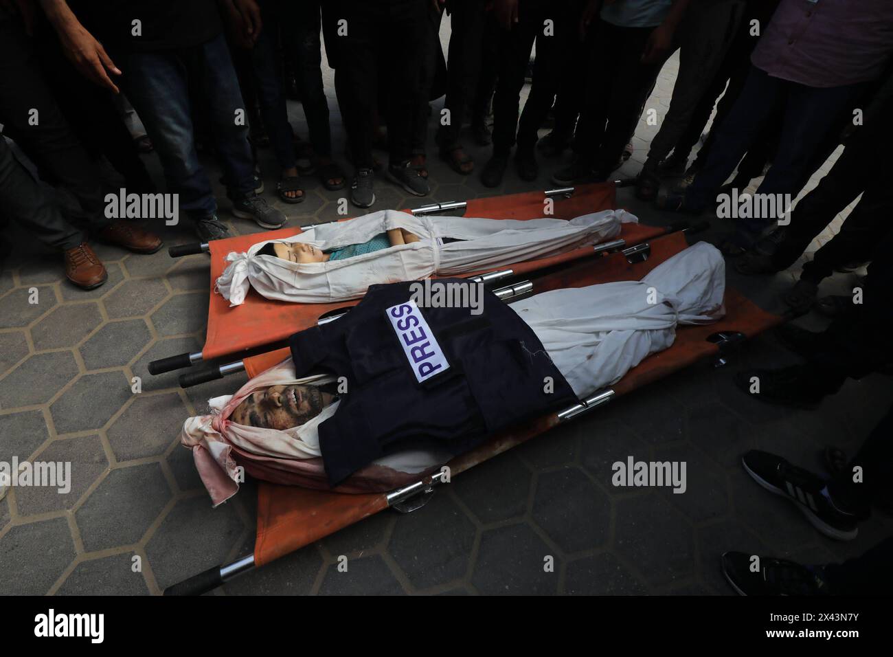 Parenti, persone care e colleghi di al-Quds El-Youm TV Anchor, giornalista Salem Abu Ituor parenti, persone care e colleghi di al-Quds El-Youm TV Anchor, giornalista Salem Abu Ituor, che è stato ucciso in un attacco dell'esercito israeliano a una casa, partecipare alla sua cerimonia funebre tenutasi di fronte all'ospedale al-Aqsa Martiri a Deir al Balah di Gaza il 30 aprile 2024. Foto di Omar Ashtawy apaimages Dair EL-Balah Striscia di Gaza territorio palestinese 300424 Dair EL-Balah OSH 0028 Copyright: XapaimagesxOmarxAshtawyxxapaimagesx Foto Stock