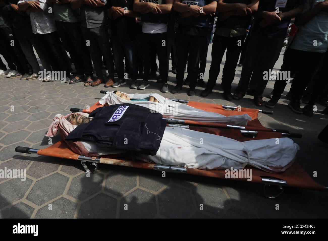Parenti, persone care e colleghi di al-Quds El-Youm TV Anchor, giornalista Salem Abu Ituor parenti, persone care e colleghi di al-Quds El-Youm TV Anchor, giornalista Salem Abu Ituor, che è stato ucciso in un attacco dell'esercito israeliano a una casa, partecipare alla sua cerimonia funebre tenutasi di fronte all'ospedale al-Aqsa Martiri a Deir al Balah di Gaza il 30 aprile 2024. Foto di Omar Ashtawy apaimages Dair EL-Balah Striscia di Gaza territorio palestinese 300424 Dair EL-Balah OSH 0048 Copyright: XapaimagesxOmarxAshtawyxxapaimagesx Foto Stock