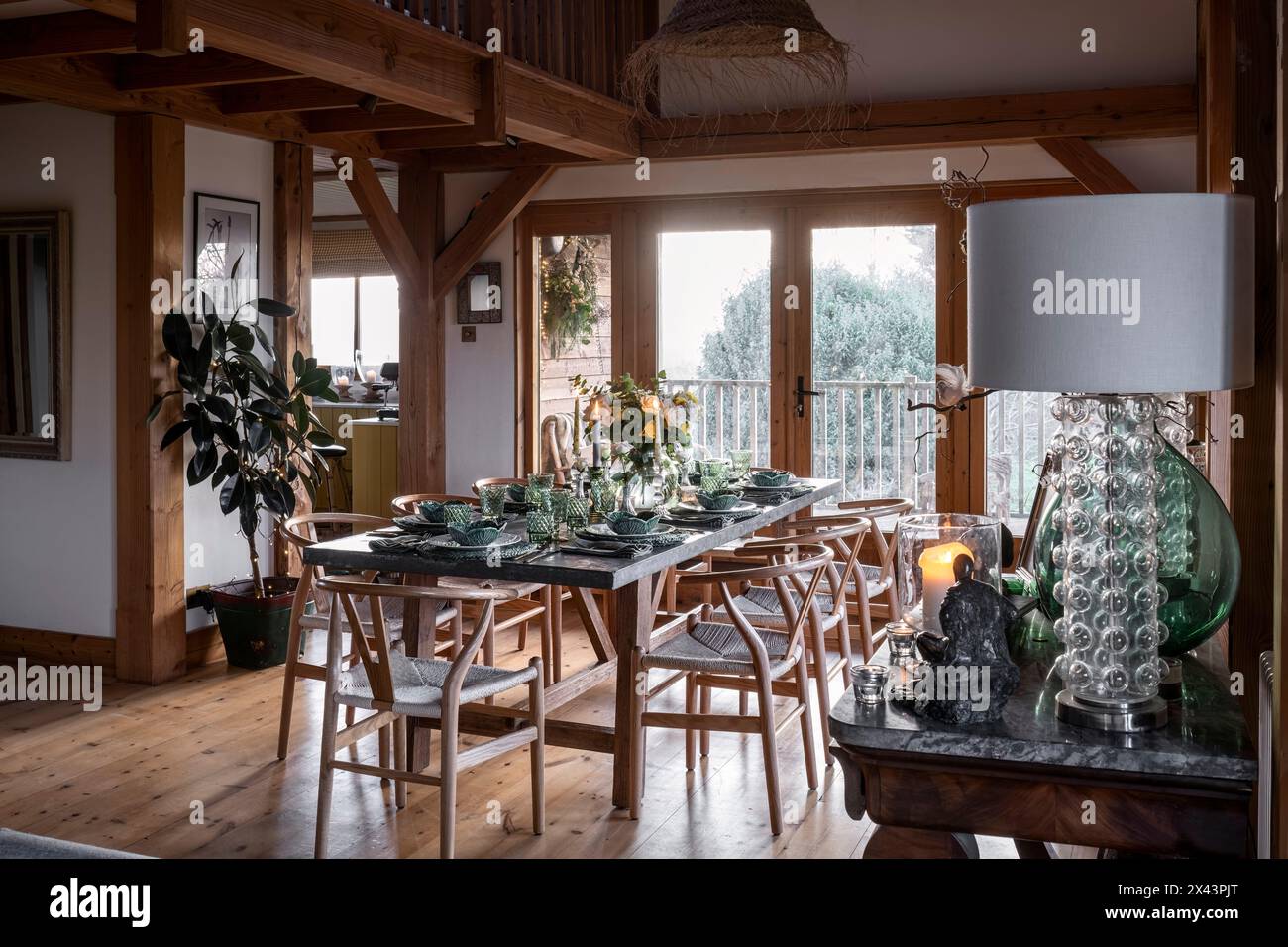 Tavolo da pranzo e sedie in legno a Natale nella casa dell'East Sussex, Inghilterra sud-orientale, Regno Unito Foto Stock