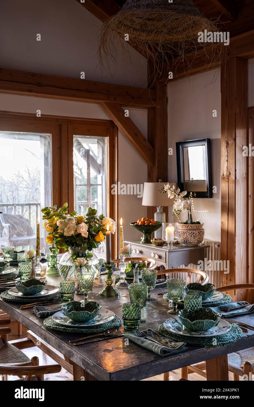 Tavolo da pranzo e sedie in legno a Natale nella casa dell'East Sussex, Inghilterra sud-orientale, Regno Unito Foto Stock