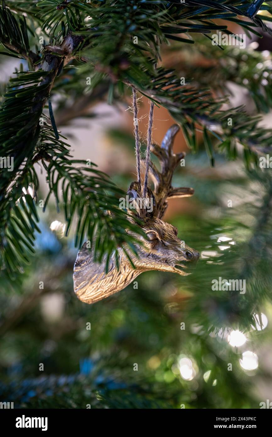 Decorazione dell'albero della testa di renna a Natale nella casa dell'East Sussex, Inghilterra sud-orientale, Regno Unito Foto Stock