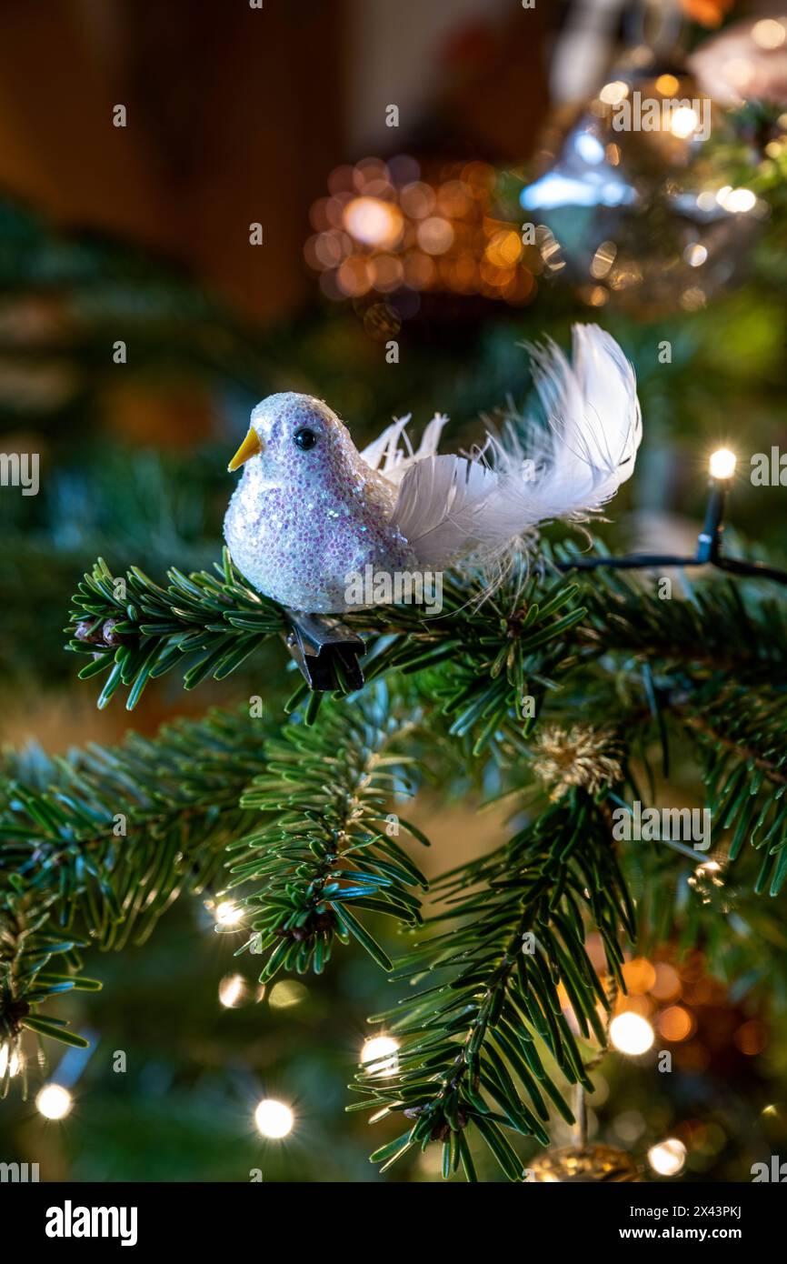 Decorazione di alberi ornamentali a Natale nella casa dell'East Sussex, Inghilterra sud-orientale, Regno Unito Foto Stock