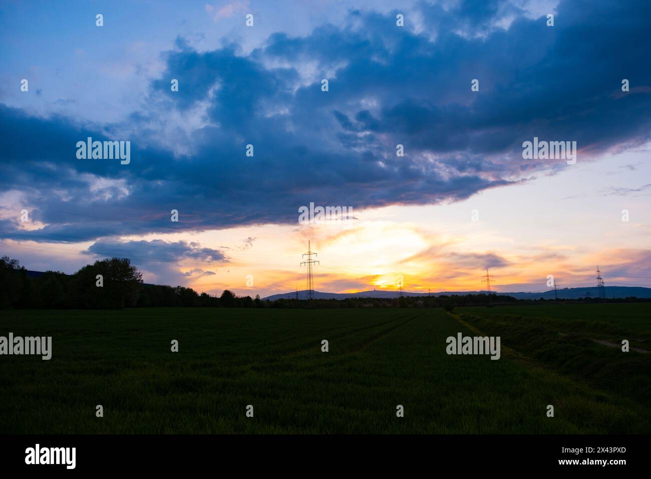 Tramonto di sera, bellissimo cielo colorato e spettacolare con nuvole, gradiente del cielo luminoso di sfondo, luminosità concettuale, elevazione, spazio celeste, dimora di partenza Foto Stock